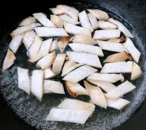 杏鲍菇洗净切成马蹄片放入开水中焯水后立即放入冷水中过凉沥干水份备用