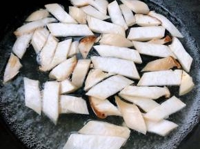 杏鲍菇洗净切成马蹄片放入开水中焯水后立即放入冷水中过凉沥干水份备用