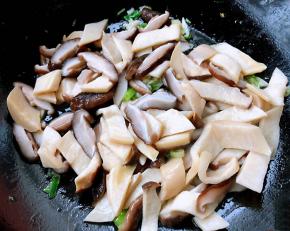 另起锅倒入少许油加热放入葱蒜爆香再放入杏鲍菇和香菇炒匀