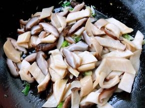 另起锅倒入少许油加热放入葱蒜爆香再放入杏鲍菇和香菇炒匀