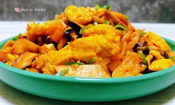 美味可口的双菇辣白菜炒鸡蛋装入盘中就大功告成了