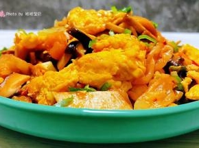 美味可口的双菇辣白菜炒鸡蛋装入盘中就大功告成了