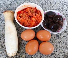 准备原材料鸡蛋、杏鲍菇、香菇、辣白菜