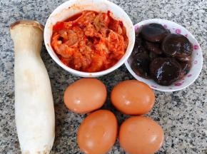 准备原材料鸡蛋、杏鲍菇、香菇、辣白菜