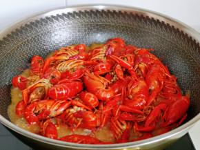 15分钟后，小龙虾已经熟啦！品尝了一个，味道特别赞。