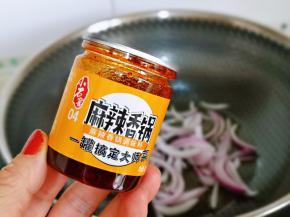 再加入麻辣香锅调味料，一罐70克2斤龙虾正好。(根据个人口味增减)