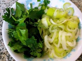 葱花和香菜切好备用