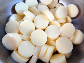 豆腐切成约1厘米左右的片状