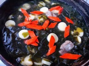 放入胡萝卜片中小火煮三分钟