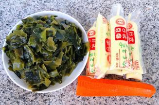 准备原材料海带、豆腐、胡萝卜
