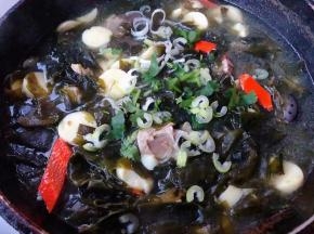 最后放入味精调味均匀撒上葱花和香菜提鲜即可出锅享用