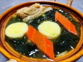 美味可口的海带豆腐排骨汤装入容器中就大功告成了