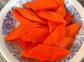 胡萝卜切成马蹄片