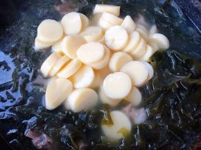 豆腐放入汤中中火煮五分钟