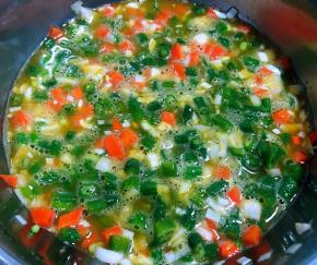 放入适量盐和味精调味均匀