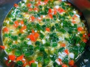 放入适量盐和味精调味均匀