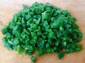 豇豆切成小粒粒备用