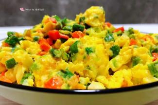 美味诱人的豇豆胡萝卜炒鸡蛋装入盘中