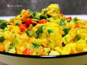 美味诱人的豇豆胡萝卜炒鸡蛋装入盘中