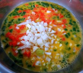 放入胡萝卜和香葱粒
