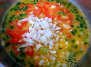 放入胡萝卜和香葱粒
