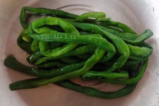 焯好水的豇豆立即放人冷水中过凉沥干水份