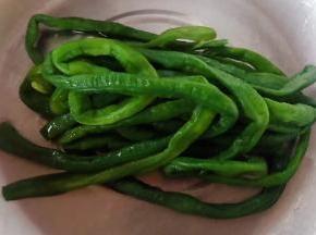 焯好水的豇豆立即放人冷水中过凉沥干水份