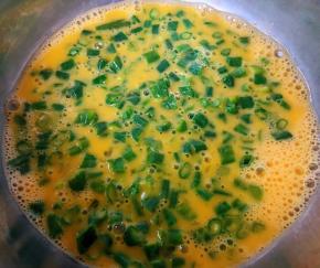 鸡蛋打散放入豇豆粒拌匀