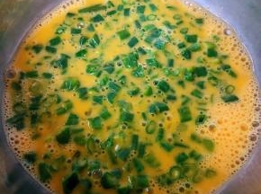 鸡蛋打散放入豇豆粒拌匀