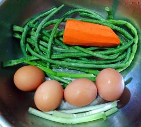 准备原材料豇豆、豇豆、胡萝卜