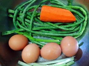 准备原材料豇豆、豇豆、胡萝卜