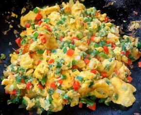 鸡蛋炒至定型不成熟即可出锅享用