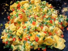 鸡蛋炒至定型不成熟即可出锅享用