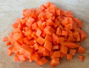 胡萝卜切成和豇豆相同大小的粒状