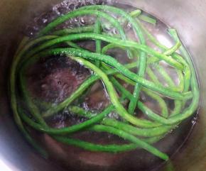 锅中烧开水放入豇豆焯水断生