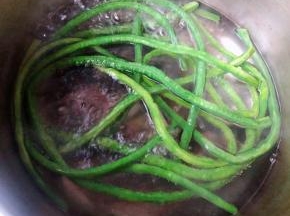 锅中烧开水放入豇豆焯水断生