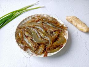 配准备新鲜的对虾与生姜葱。