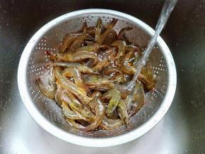 流水将对虾冲洗干净。