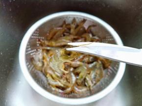 剪刀把虾呛虾须剪掉，用牙签挑出虾线。