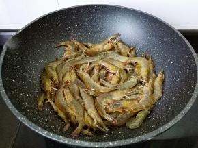 把对虾平铺在锅里。