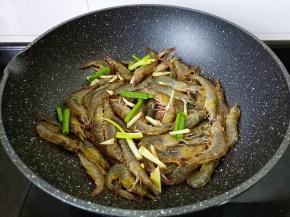 加上生姜丝葱段。