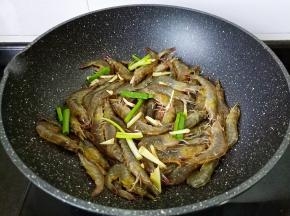 加上生姜丝葱段。