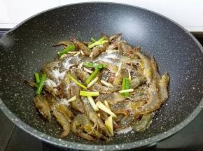 盐要均匀的撒在对虾上面。