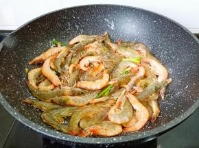 盖上盖子开大火，等到对虾不跳用铲子给虾翻个面。