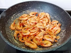 看对虾水分差不多烘干开中火。