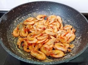 看对虾水分差不多烘干开中火。