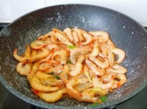 待每个虾身裹上盐霜即可关火。