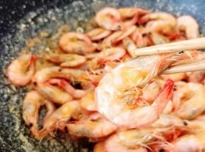 盐焗虾口感鲜美，肉质较干，味道赞！