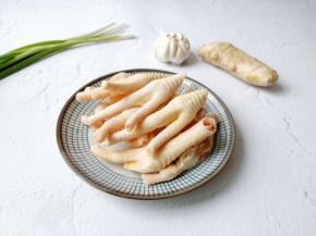 准备鸡爪与红烧汁。