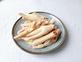 鸡爪用剪刀对半剪开。